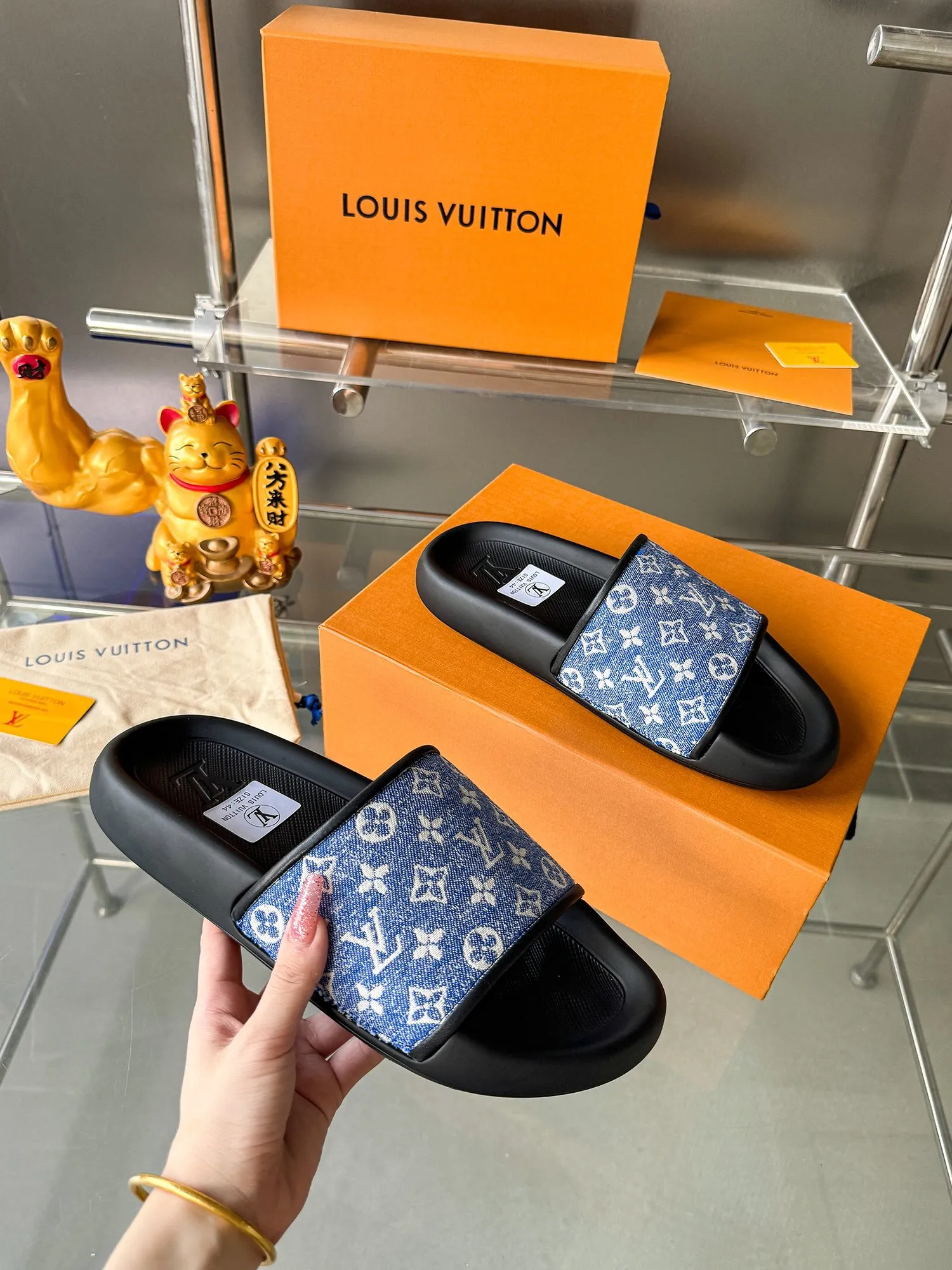 [L Home] P: 300💰 ▪️Shoe size: Women's 35-40 Men's 38-46▪️Packaging: Counter top quality~original packaging Louis Vuitton lv couple's monogram embossed slippers This season, Waterfront sandals return with a new look, and the upper buckle is embossed with Louis Vuitton's iconic Monogram pattern. Made of waterproof rubber with a comfortable and resilient insole. The lightweight, flexible outsole is embossed with the Louis Vuitton logo. Exquisitely packaged at the delivery counter 🛍📦 ▪️Fabric: Original molded rubber foam ▪️Sole: Original molded rubber foam outsole ▪️Sole thickness: 3CM.